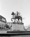 855405 Gezicht op het bronzen ruiterstandbeeld van bisschop Willibrord op het Janskerkhof te Utrecht, gemaakt door ...